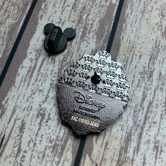 Princess Moana Back Pose Series Jeweled Disney Loungefly Pin Jewels Gems - Picture 3 of 3